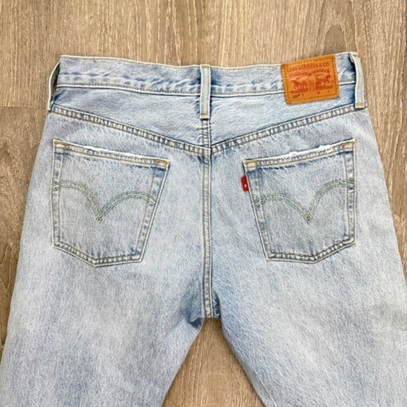 Levi 501 Women's size 27x28 Distressed Light Wash Button Fly Denim Jeans - Picture 5 of 5